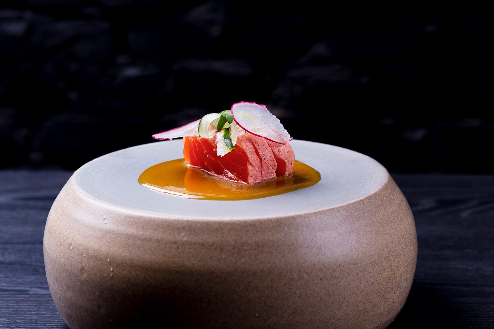 Salmão tataki servido em cima de uma pedra